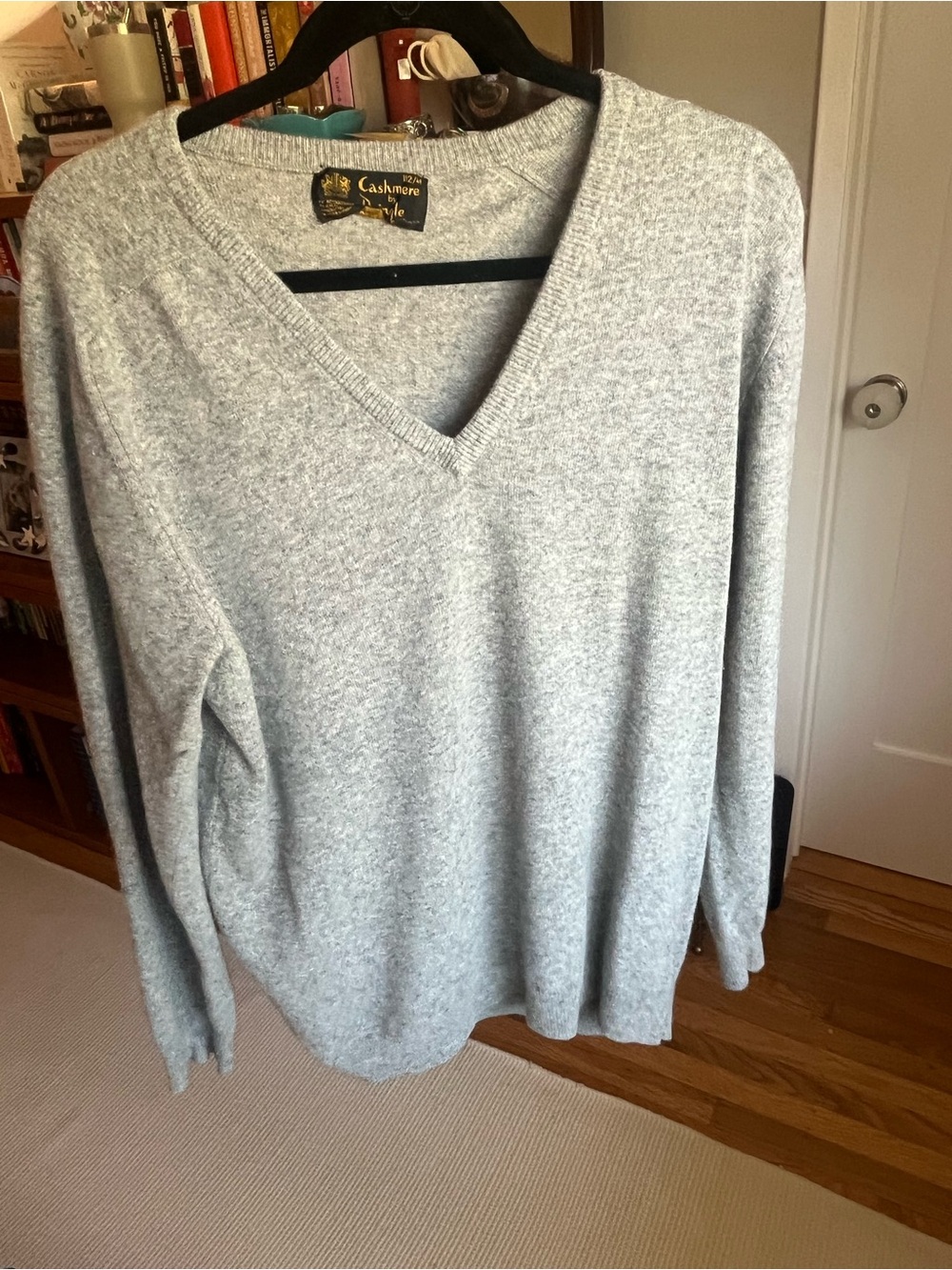 Vintage Women's V-Neck Cashmere Sweater in Light Grey